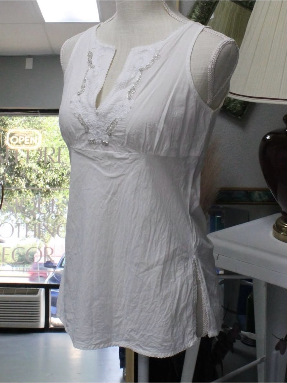 New York & Company White Sleeveless Embroidered Tank Top